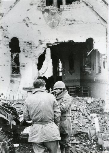 Des soldats constatent les dommages causés à la Chapelle des Neiges située à la sortie Est de Sélestat.