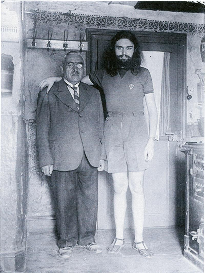 Joseph Kuhn (à droite) avec son oncle, le professeur Alphonse Dollé, le 5 Juillet 1944.