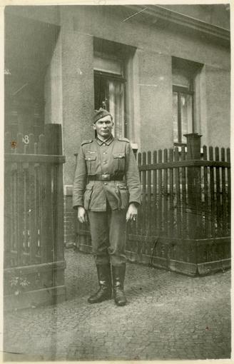 François Meusburger, en tenue de soldat allemand. Octobre 19343. 
