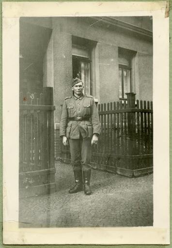François Meusburger, en tenue de soldat allemand. Octobre 19343. 