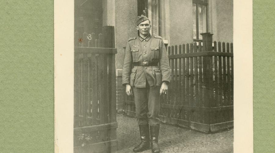 Après avoir été incorporé dans la Wehrmacht le 19 Avril 1943, François Meusburger a été affecté à Leipzig dans un bataillon de remplacement d'Infanterie. 