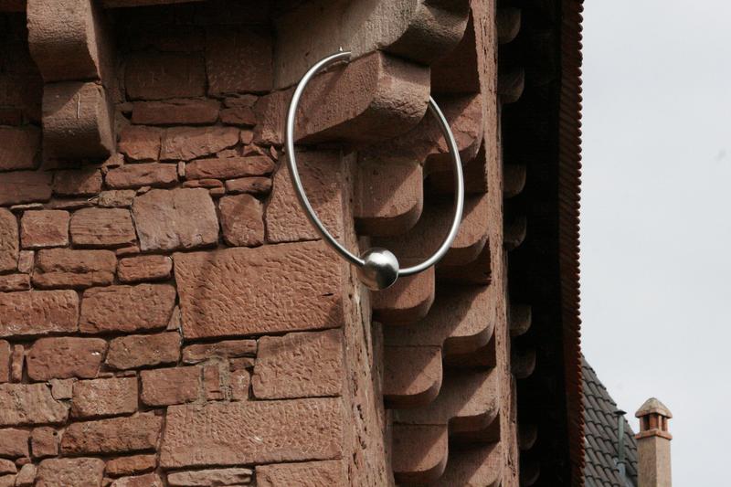 Vue de l'oeuvre "piercing" installée au château du Haut-Koenigsbourg