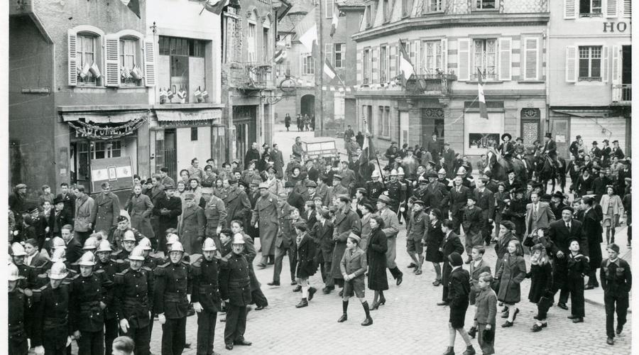 Bain de foule pour le Général Monsabert. 