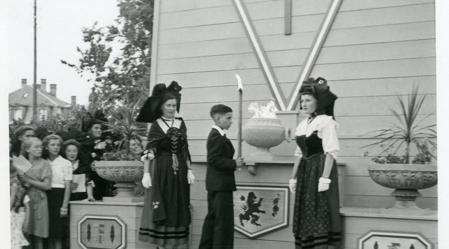 Des jeunes alsaciens et alsaciennes dans leurs costumes traditionnels, devant le Cénotaphe. 