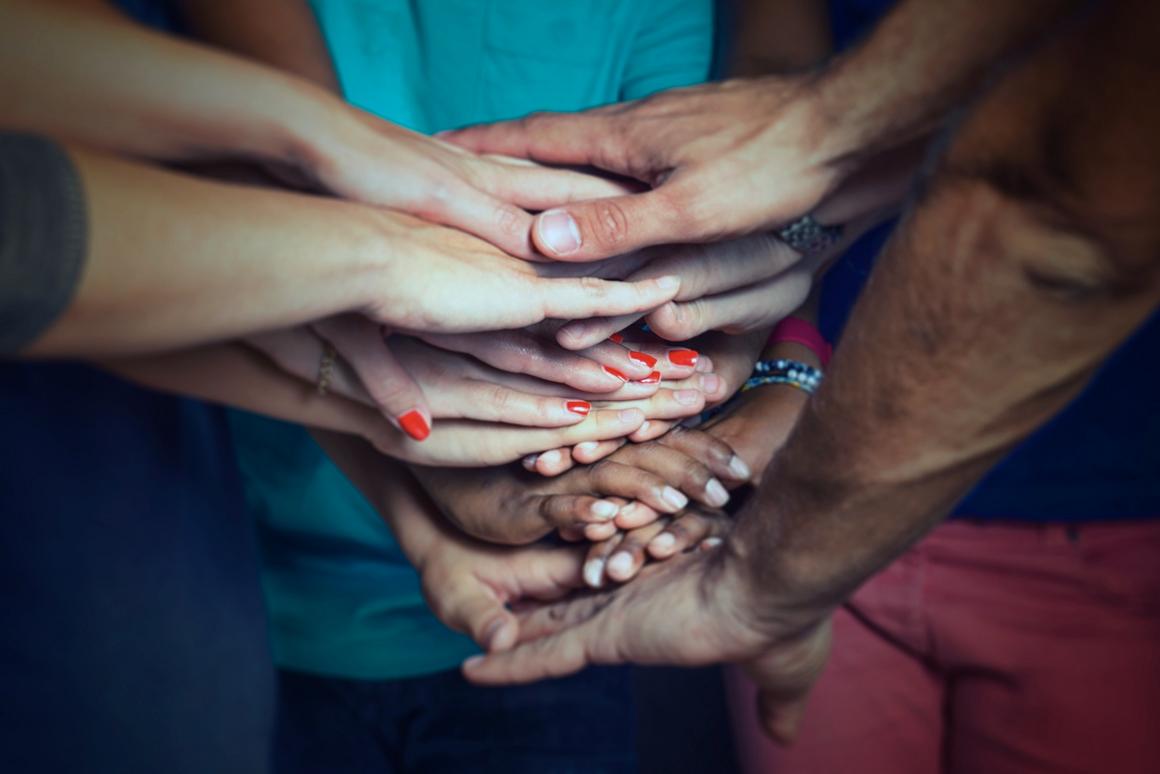 Des mains empilées, représentant la solidarité