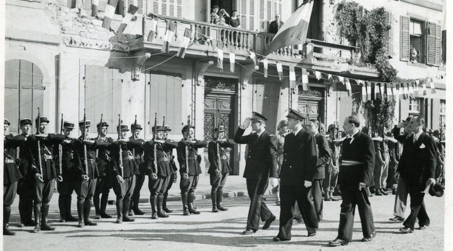 Bernard Cornut-Gentille salue les policiers. 