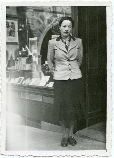 Première photographie de Simone envoyée à Albert en 1940. Elle était alors institutrice à Annoville dans La Manche. 