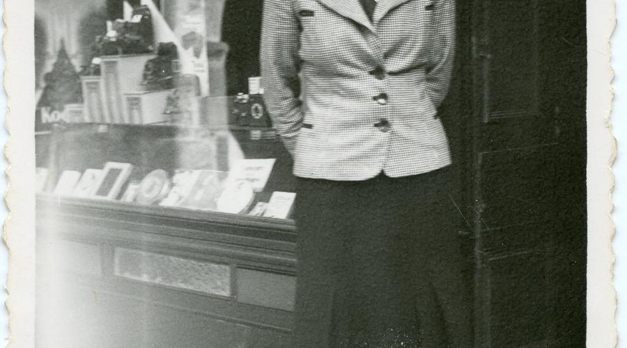 Première photographie de Simone envoyée à Albert en 1940. Elle était alors institutrice à Annoville dans La Manche. 