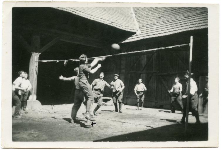 Au Fort Ducrot, à Mundolsheim entre 1939-40. 