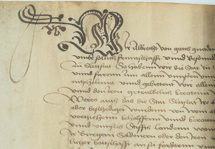 Lettre de protection d'Albrecht, évêque de Strasbourg, pour la ville de Sélestat (AA111 - 1479). La lettrine représente un W.