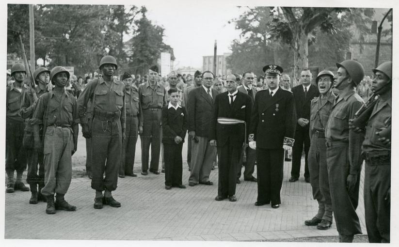 Des soldats et le maire de Sélestat Jean Meyer. 