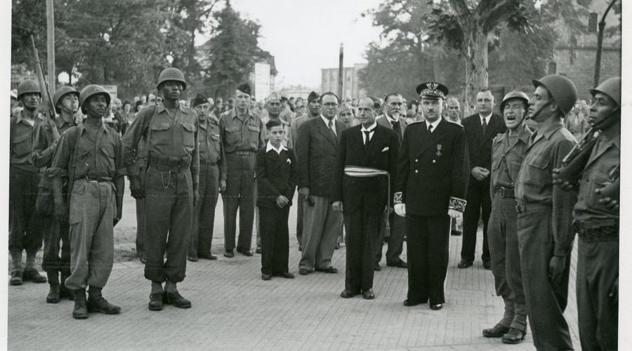 Des soldats et le maire de Sélestat Jean Meyer. 