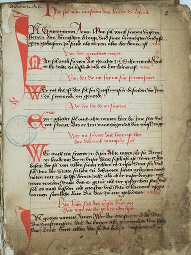 Recueil de règlements, statuts, coutumes, décrets pour la Ville de Sélestat (BB3 - 1400-1418). Cette page de registre comprend de nombreuses lettrines colorées qui s’apparentent presque à des enluminures.