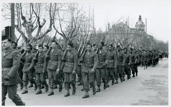 Le défilé des troupes (Spahis ou Tirailleurs Sénégalais) sur l'avenue de la Liberté.