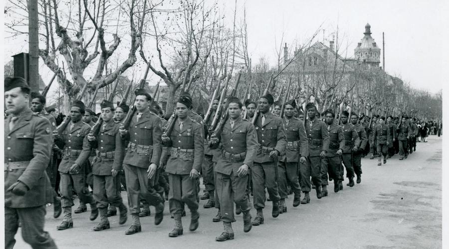 Le défilé des troupes (Spahis ou Tirailleurs Sénégalais) sur l'avenue de la Liberté.