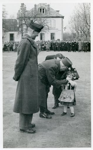 Le Général Monsabert avec une fillette en tenue alsacienne. 
