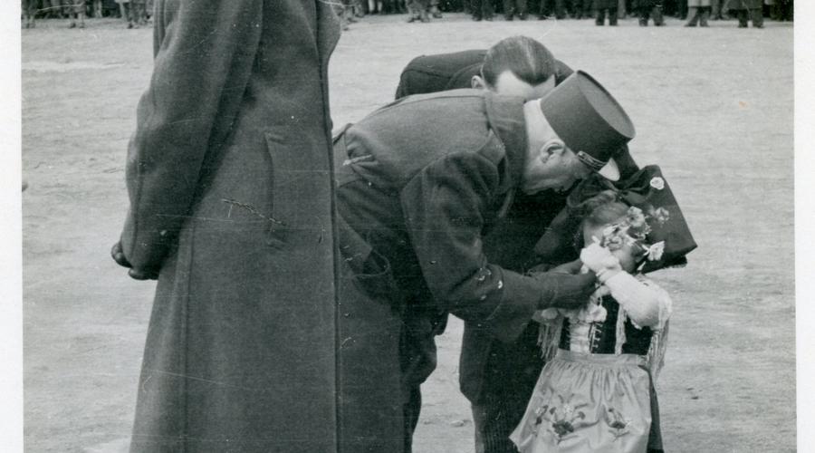 Le Général Monsabert avec une fillette en tenue alsacienne. 