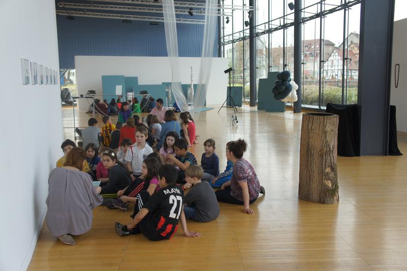 Image de plusieurs classes qui découvrent l'exposition de la HEAR au Frac Alsace