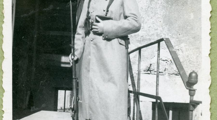 François Meusburger en tenue de soldat français, Octobre 1936. 