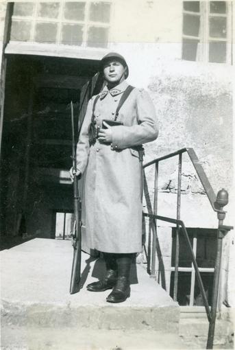 François Meusburger en tenue de soldat français, Octobre 1936. 