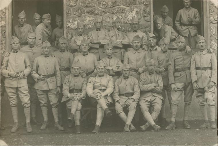 Eugène Moerel au centre de la photo, les bras croisés, au deuxième rang. 