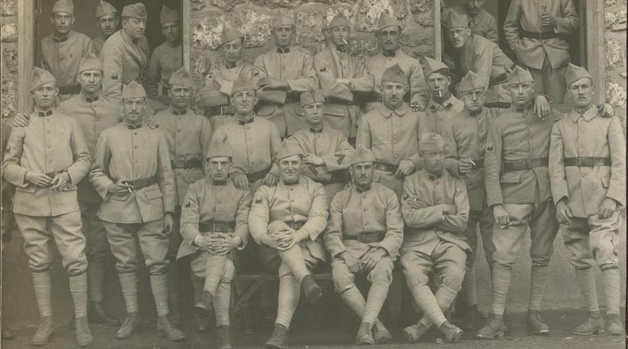 Eugène Moerel au centre de la photo, les bras croisés, au deuxième rang. 