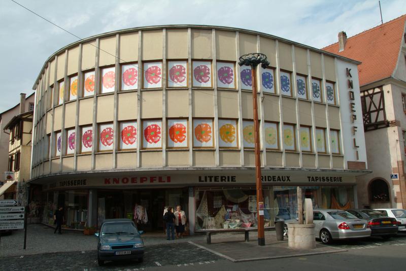 Vue de l'oeuvre de Najia Mehadji sur la façade du magasin Knoepfli