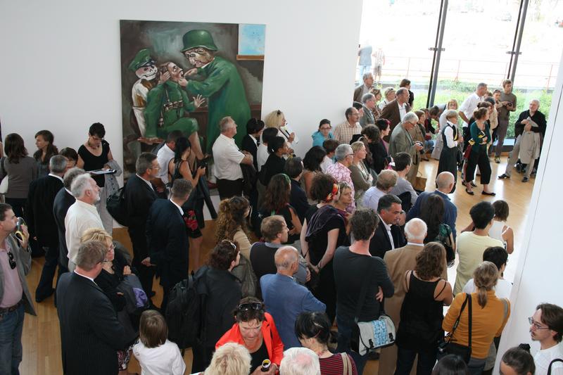 Vue sur la salle d'exposition au moment du vernissage